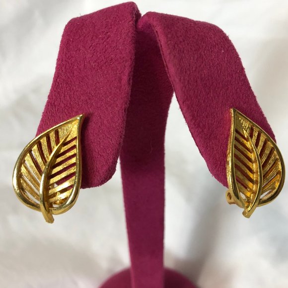 Vintage Gold Leaf Brooch & Earrings Set - Picture 3 of 11